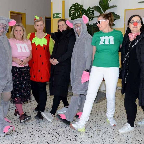 Bild enthält, People, Person, Coat, Adult, Female, Woman, Child, Girl, Groupshot, Man