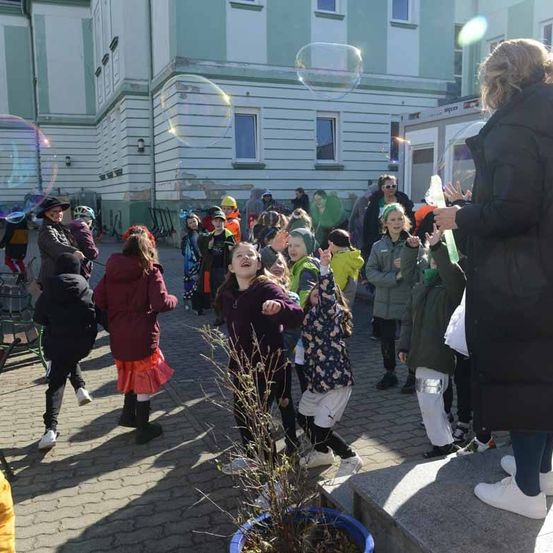 Bild enthält, People, Person, Coat, City, Adult, Female, Woman, Street, Urban, Face
