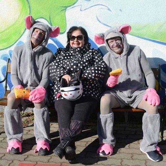 Bild enthält, People, Person, Sunglasses, Glove, Adult, Female, Woman, Bench, Sitting, Face