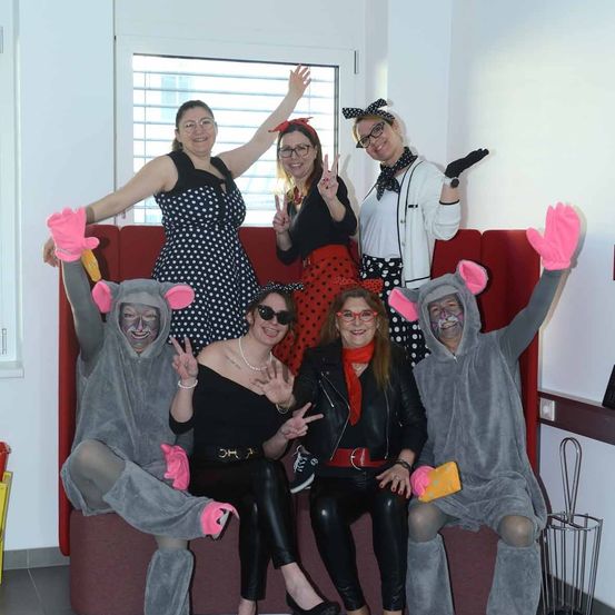 Bild enthält, Person, Photography, Portrait, Costume, People, Pants, Adult, Female, Woman, Living Room