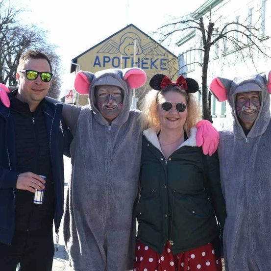 Bild enthält, Coat, Jacket, Sunglasses, Person, Portrait, Glasses, People, Pants, Blazer, Costume