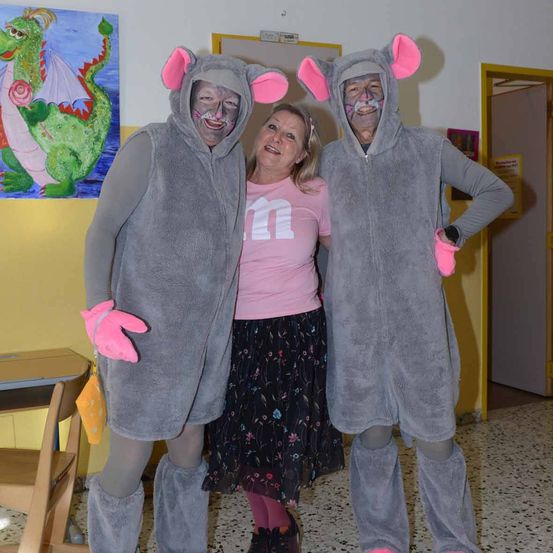 Bild enthält, Costume, Person, Portrait, Glove, Floor, Pants, Purple, Adult, Male, Man