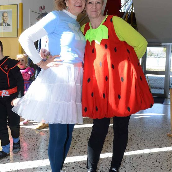 Bild enthält, Costume, Person, Portrait, Blouse, Shoe, Dress, Skirt, Adult, Female, Woman