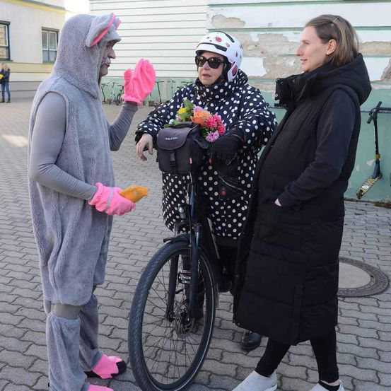 Bild enthält, People, Person, Coat, Adult, Female, Woman, Glove, E-scooter, Helmet, Wheel