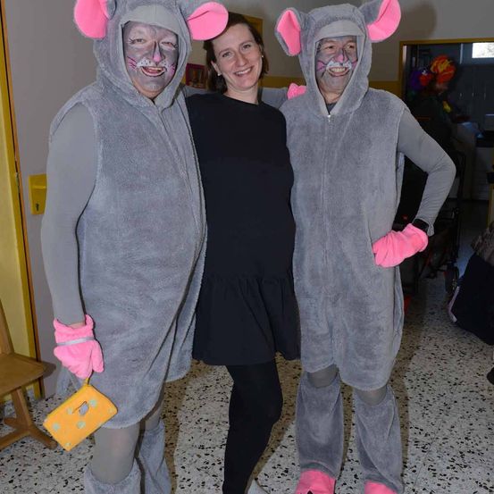 Bild enthält, Costume, Person, Purple, Face, Portrait, Glove, Floor, Pants, Shoe, Man