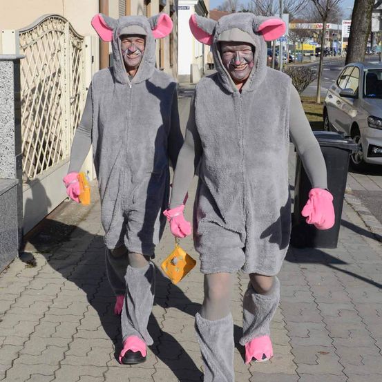Bild enthält, City, Street, Urban, Costume, Person, Glove, Walking, Portrait, Hoodie, Pedestrian