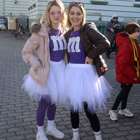 Bild enthält, People, Person, Shoe, Female, Girl, Teen, Costume, Jacket, Skirt, Portrait