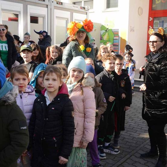 Bild enthält, People, Person, Coat, Adult, Female, Woman, Face, Head, Jacket, Shoe