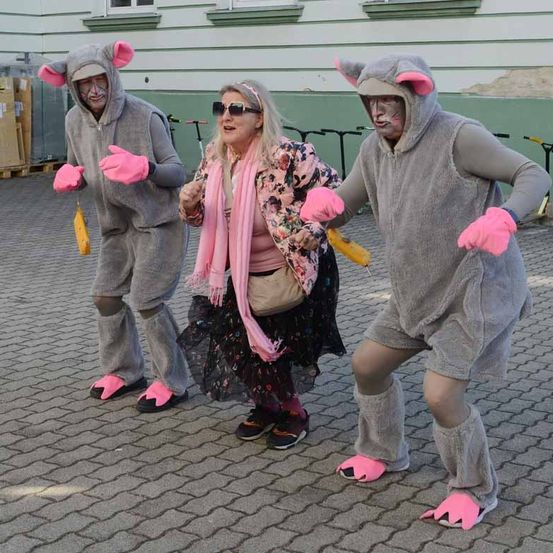 Bild enthält, Costume, Person, People, Adult, Female, Woman, Dancing, Male, Man, Coat