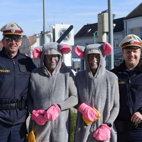 Bild enthält, Adult, Female, Person, Woman, Glove, Male, Man, Face, Head, Jacket