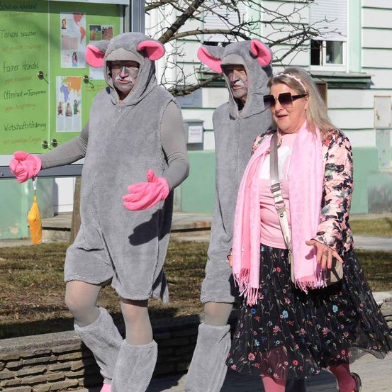 Bild enthält, Costume, Person, Glove, Shoe, Coat, Adult, Female, Woman, Portrait, Sunglasses