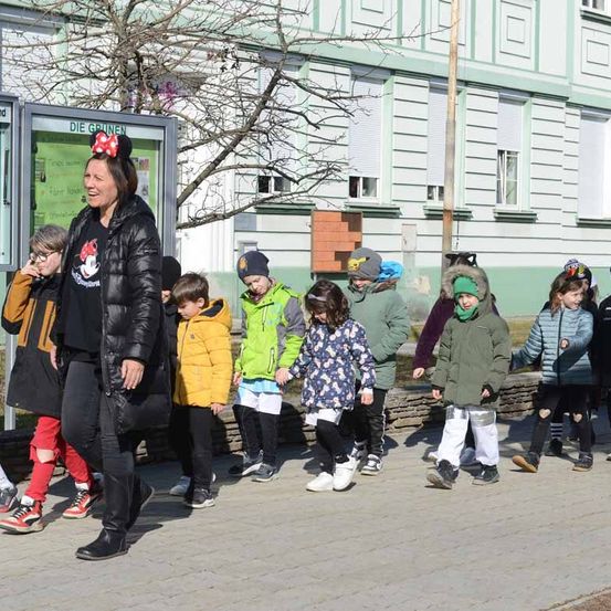 Bild enthält, People, Person, Jacket, Shoe, Child, Female, Girl, Boy, Male, Teen