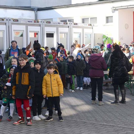 Bild enthält, People, Person, Adult, Female, Woman, Jacket, Boy, Child, Male, Shoe