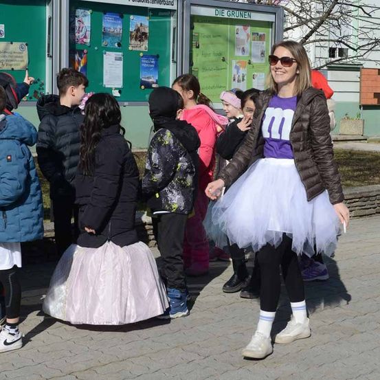 Bild enthält, Sunglasses, People, Person, Jacket, Skirt, Advertisement, Poster, Boy, Child, Male