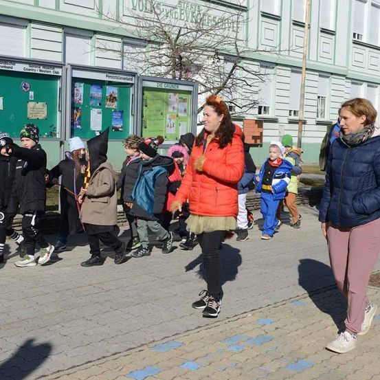 Bild enthält, Person, Walking, People, Coat, Jacket, Shoe, Pedestrian, Hoodie, Face, College