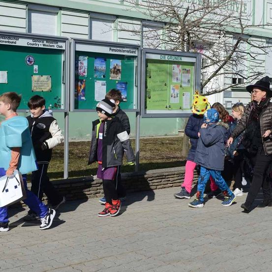 Bild enthält, People, Person, Coat, Shoe, Boy, Child, Male, Adult, Man, College