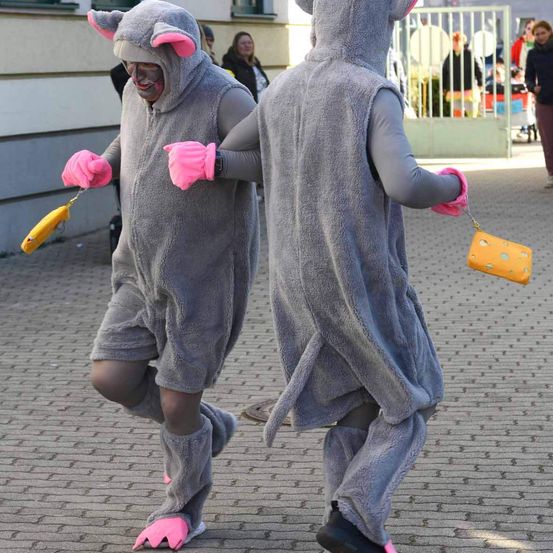 Bild enthält, Costume, Person, People, Glove, Hoodie, Walking, City, Coat, Face, Sock