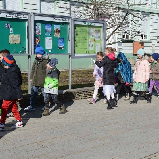 Bild enthält, People, Person, Shoe, Child, Female, Girl, Boy, Male, Coat, Jacket