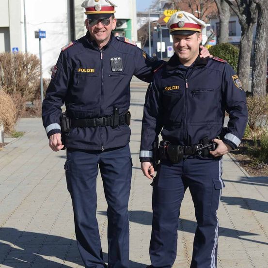 Bild enthält, Officer, Person, Police Officer, Adult, Male, Man, Face, Head, Footwear, Shoe