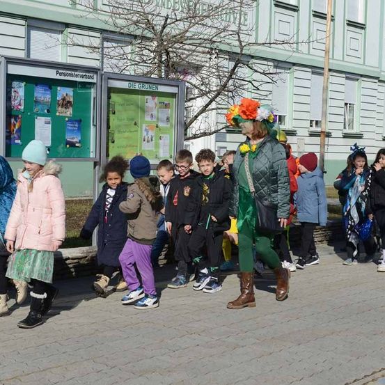 Bild enthält, People, Person, Coat, Jacket, Adult, Female, Woman, Footwear, Shoe, Face