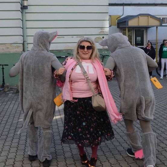 Bild enthält, Costume, Person, Portrait, City, Street, Urban, Skirt, Pants, People, Shelter