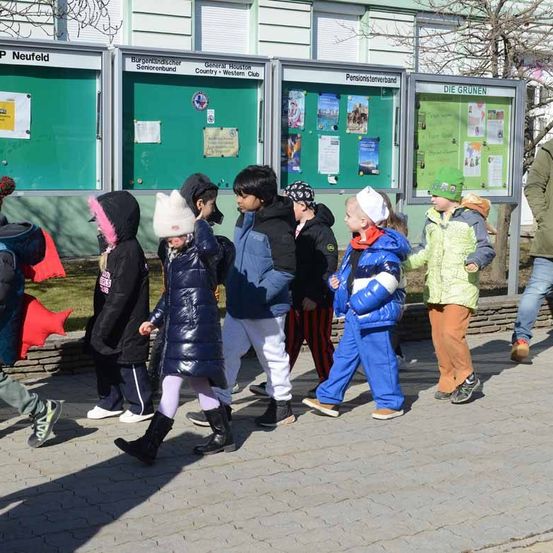 Bild enthält, People, Person, Jacket, Jeans, Shoe, Boy, Child, Male, Adult, Woman