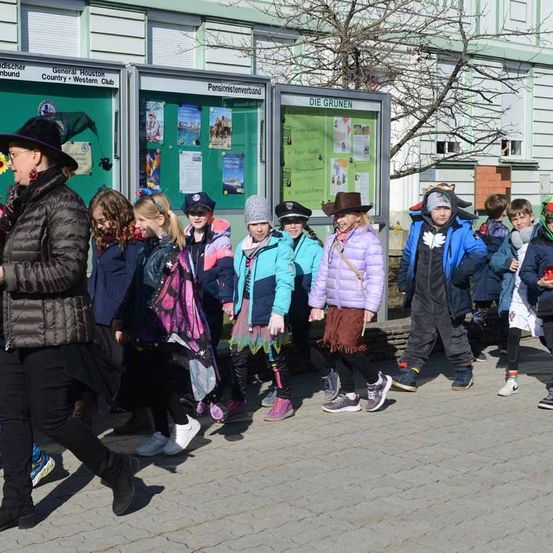 Bild enthält, People, Person, Adult, Female, Woman, Coat, Jacket, Shoe, Male, Man