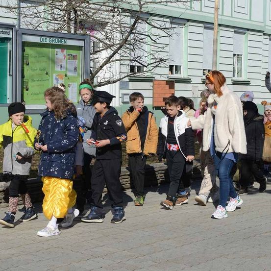 Bild enthält, People, Person, Walking, Coat, Jacket, Child, Female, Girl, Shoe, Jeans