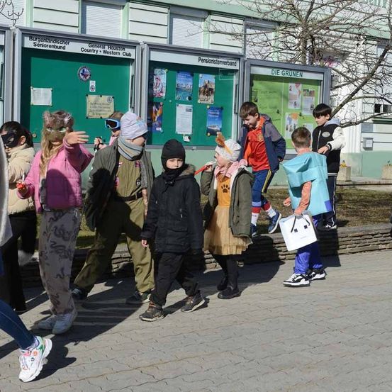 Bild enthält, Coat, People, Person, Jeans, Adult, Female, Woman, Shoe, Jacket, Advertisement