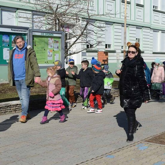 Bild enthält, People, Person, Jacket, Jeans, Adult, Female, Woman, Walking, Child, Girl
