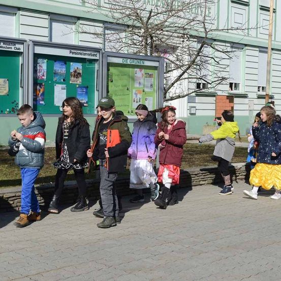 Bild enthält, Person, Boy, Child, Male, Shoe, Coat, Jacket, People, Jeans, College