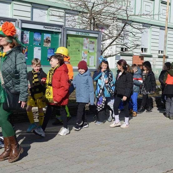Bild enthält, People, Person, Adult, Female, Woman, Shoe, Coat, Jeans, Jacket, Handbag