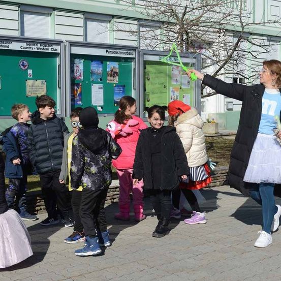 Bild enthält, Coat, Jacket, Person, Shoe, Skirt, Child, Female, Girl, Adult, Woman