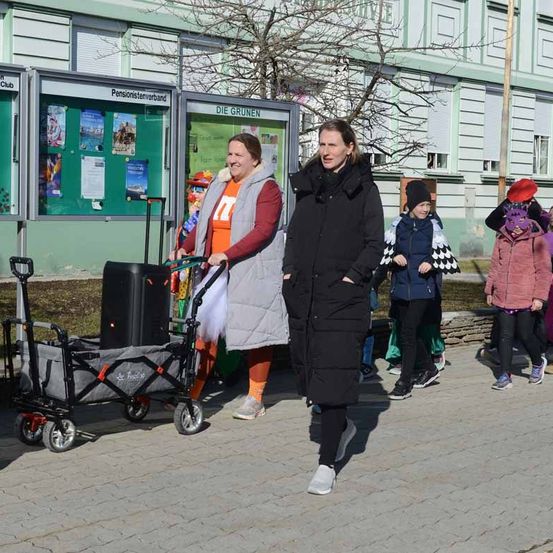 Bild enthält, Coat, Person, Walking, E-scooter, Jeans, Shoe, Adult, Female, Woman, People