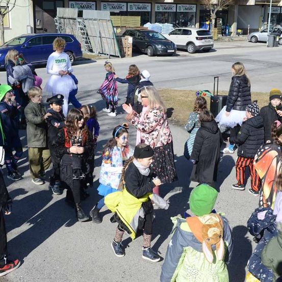 Bild enthält, People, Person, Adult, Male, Man, Female, Woman, Child, Girl, Walking