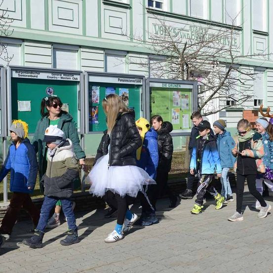 Bild enthält, People, Person, Jacket, Adult, Female, Woman, Shoe, Male, Man, Jeans