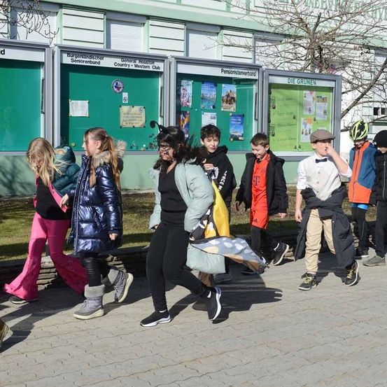 Bild enthält, People, Person, Jeans, Coat, Jacket, Adult, Female, Woman, Shoe, Helmet