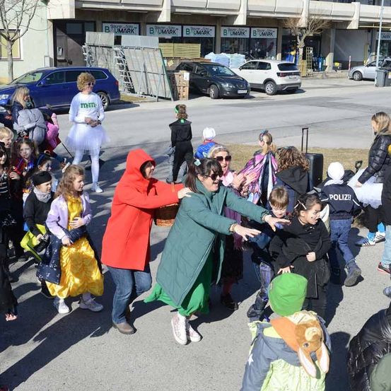 Bild enthält, People, Person, Adult, Female, Woman, Child, Girl, Male, Man, Car