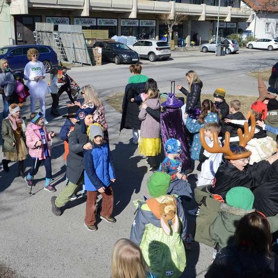 Bild enthält, People, Person, Walking, Adult, Female, Woman, Male, Man, Coat, Urban