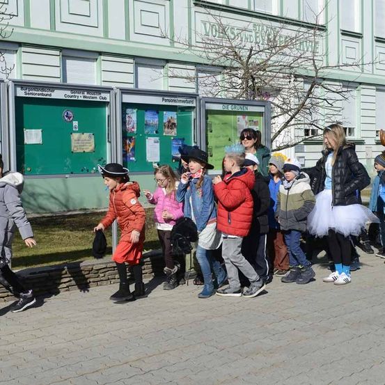 Bild enthält, People, Person, Boy, Child, Male, Coat, Jacket, Shoe, College, Face
