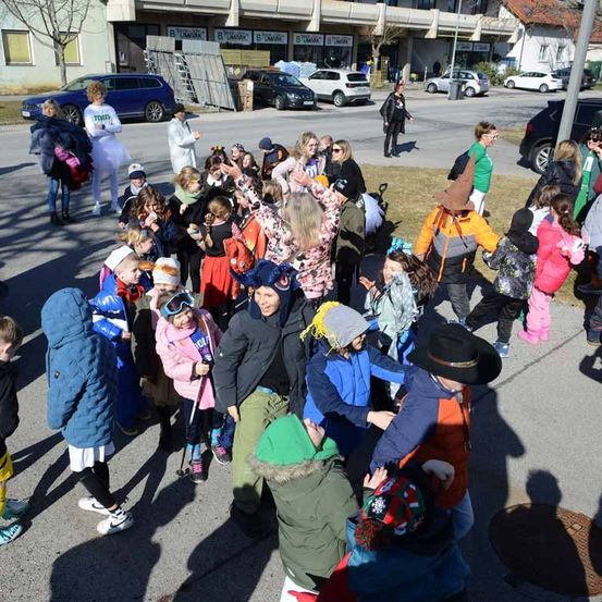 Bild enthält, People, Person, Walking, Boy, Child, Male, Adult, Man, Car, Coat