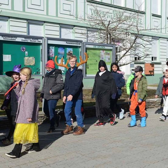 Bild enthält, People, Person, Adult, Female, Woman, Coat, Boy, Male, Teen, Jeans