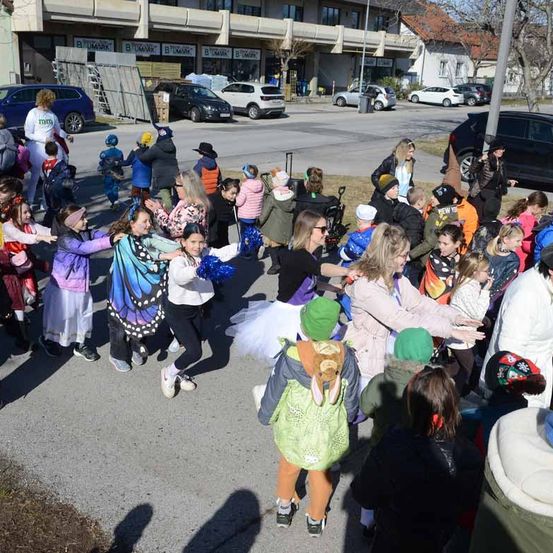 Bild enthält, People, Person, Walking, Adult, Female, Woman, Male, Man, Child, Girl