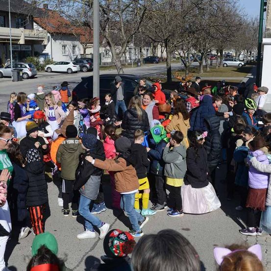 Bild enthält, People, Person, Adult, Female, Woman, Bride, Shoe, Jeans, Wheel, Car
