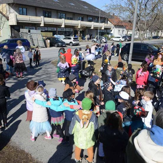 Bild enthält, People, Person, Urban, Adult, Female, Woman, Neighborhood, City, Boy, Child