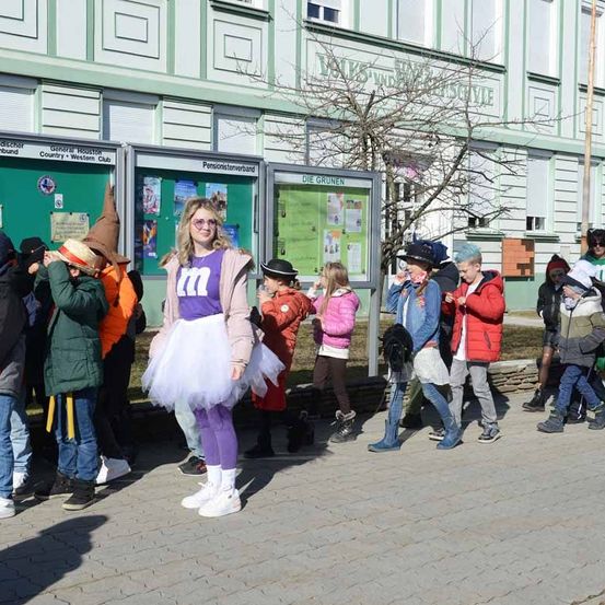 Bild enthält, People, Person, Jacket, College, Adult, Male, Man, Jeans, Shoe, Face