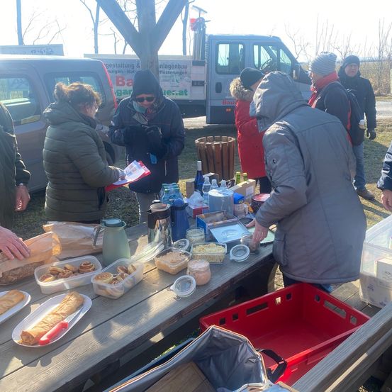 Bild enthält, Adult, Male, Man, Person, Female, Woman, Jacket, People, Face, Food