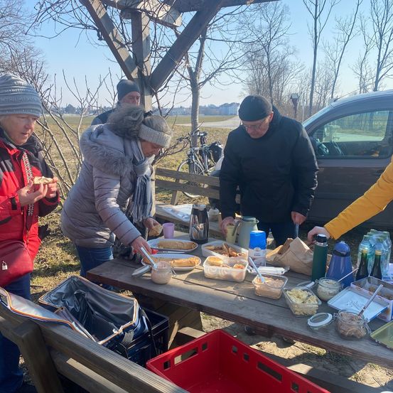 Bild enthält, Adult, Male, Man, Person, Female, Woman, Jeans, Fun, Jacket, Wheel