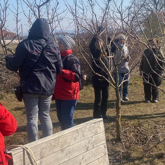 Bild enthält, Coat, Jacket, Adult, Male, Man, Person, Hood, Jeans, Female, Woman