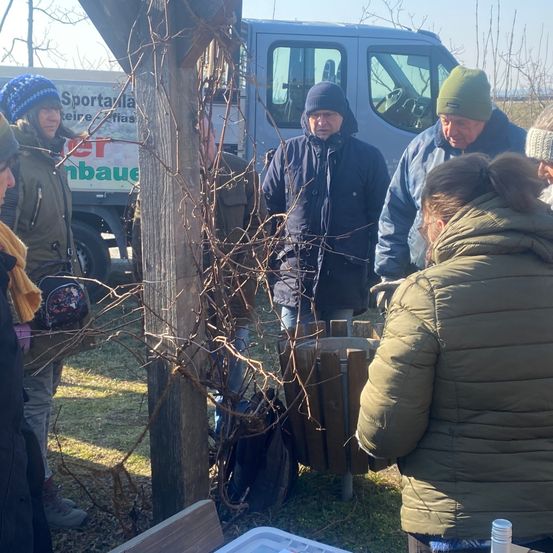 Bild enthält, Cap, Hat, Person, Adult, Male, Man, Female, Woman, Jeans, Jacket